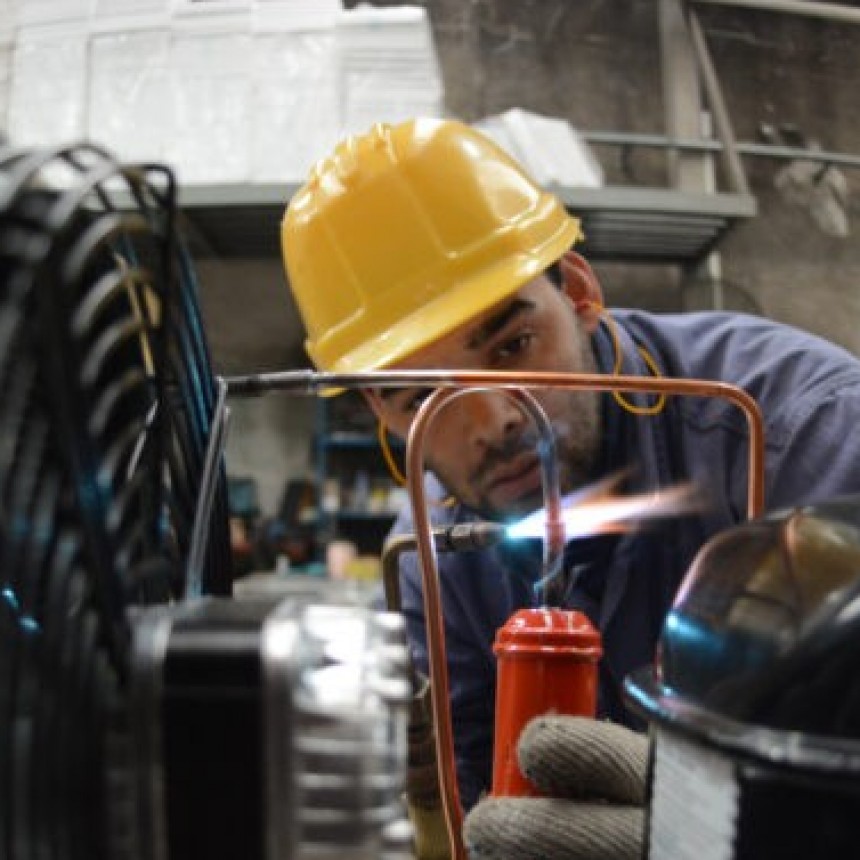 La Actividad Industrial Pyme Cerró 2024 Con Una Caída Acumulada De 9,8%