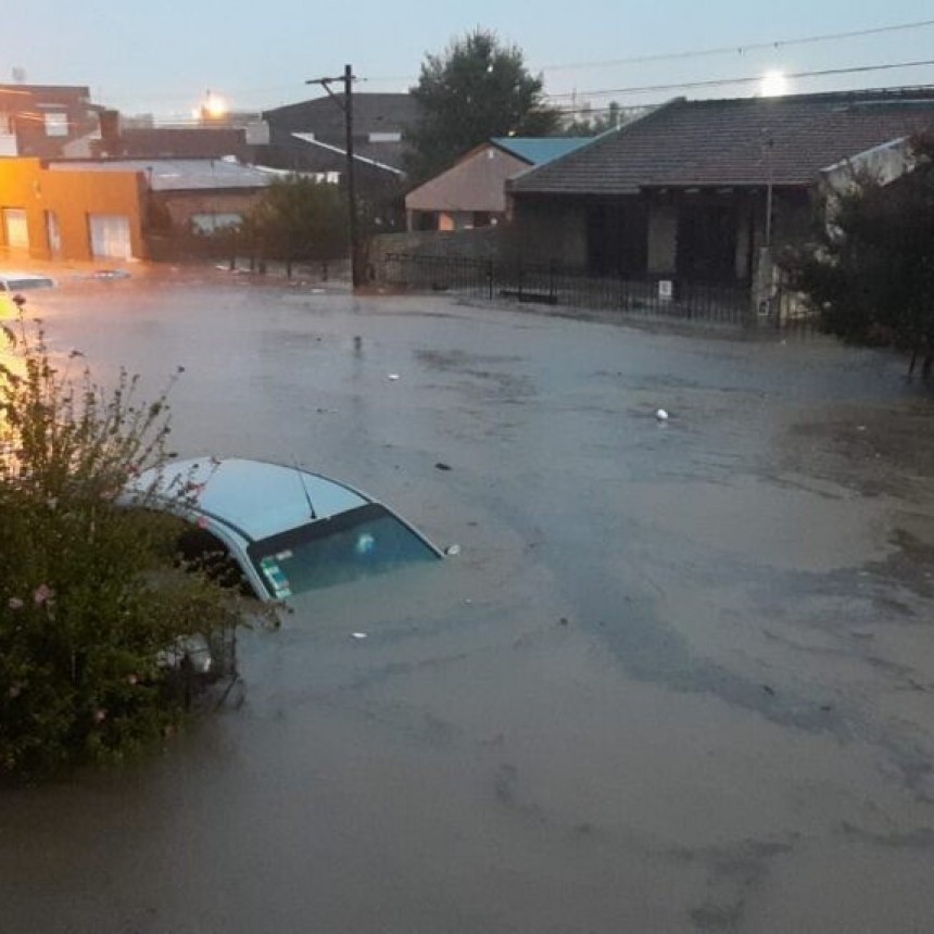 Brutal Temporal En Bahía Blanca: Calles Inundadas, Actividades Suspendidas Y Decenas De Familias Evacuadas