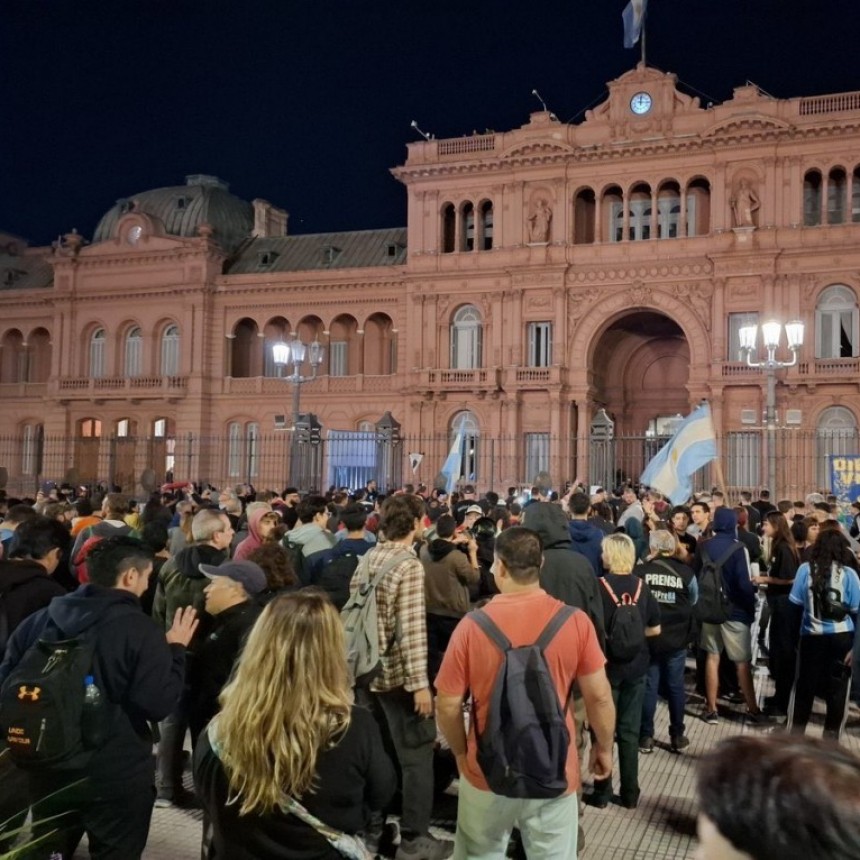 Tras El Cacerolazo, Cientos De Personas Marcharon A Plaza De Mayo