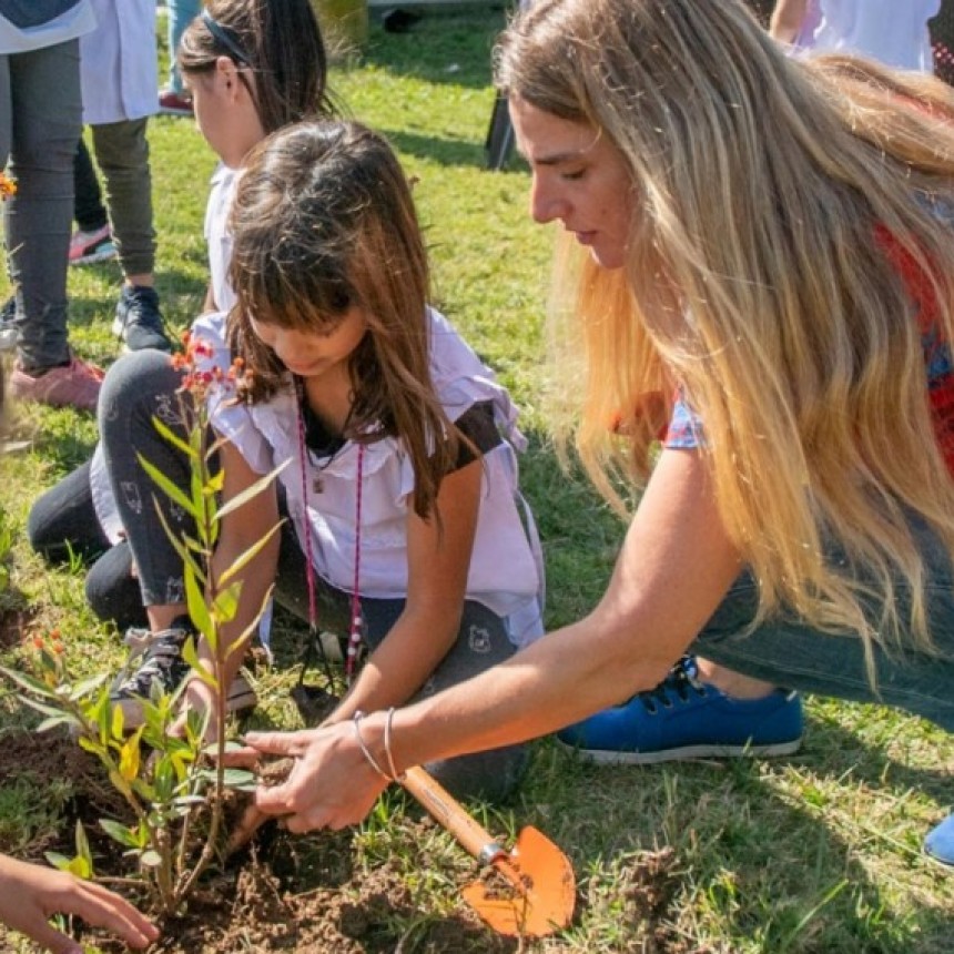 Por El Día De La Tierra, 'eco Sanfer' Plantó Árboles Nativos Junto A Una Escuela De Islas