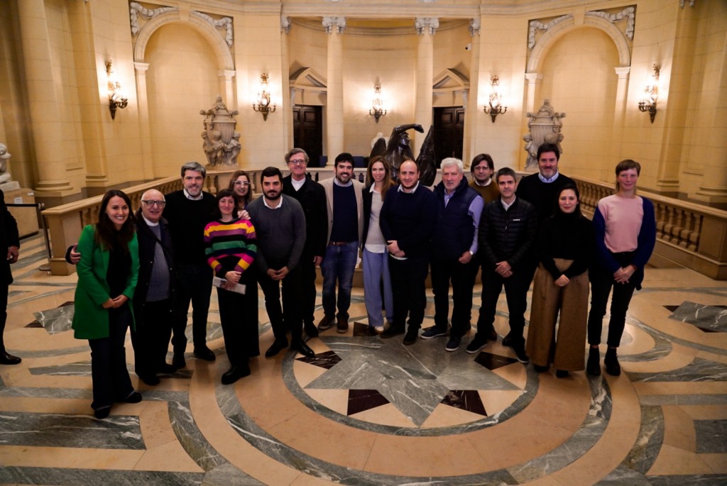 Con La Presencia Del Obispo García Cuerva, El Homenaje A Carlos Mugica Rompió La Grieta En La Legislatura