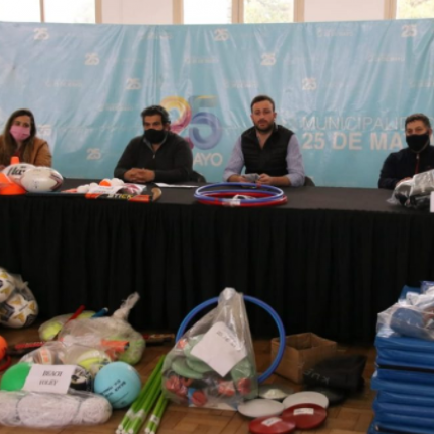 En 25 de Mayo el Intendente Ralinqueo Entregó Elementos a Escuelas Deportivas