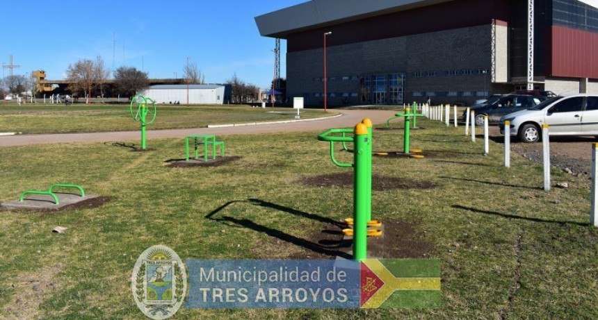 La Municipalidad De Tres Arroyos Procedió A La Colocación De Aparatos Saludables En El Sector De Campo De La Pista De Atletismo