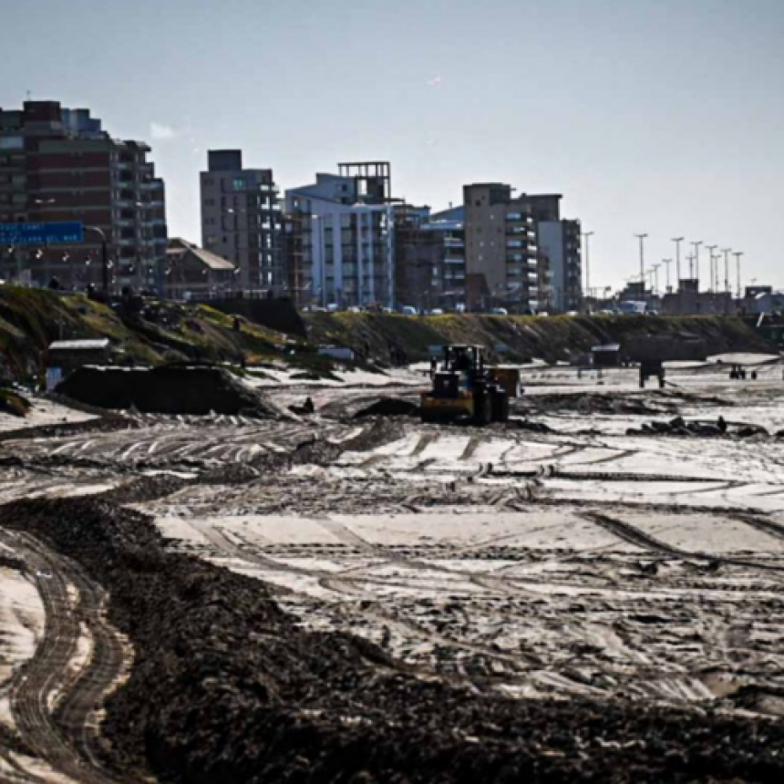 Mar Del Plata; Cuestionan Movimientos De Arena Para Una Delirante Competencia De Motos En La Playa