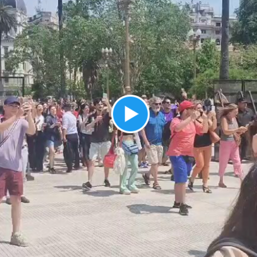 Milei Salió Al Balcón A Saludar Y Se Encontró Con Una Protesta Universitaria