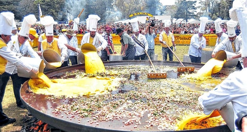   Buscan declarar como Provincial a la “Fiesta de la Omelette Gigante”